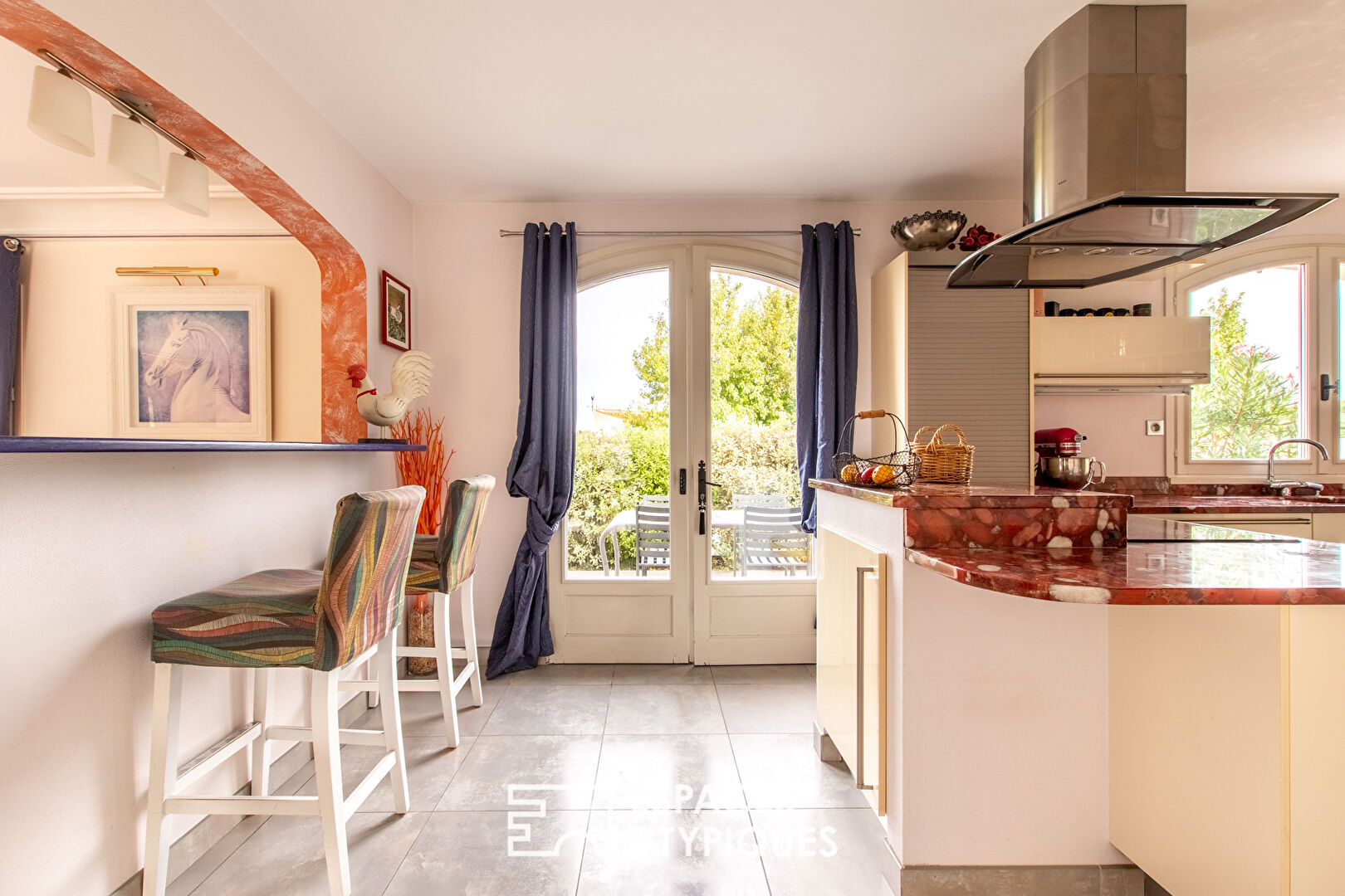 Photo Propriété avec piscine dans son parc paysagé image 3/6