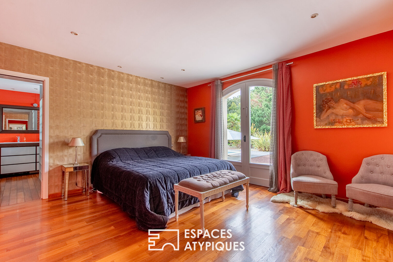 Photo Propriété avec piscine dans son parc paysagé image 4/6