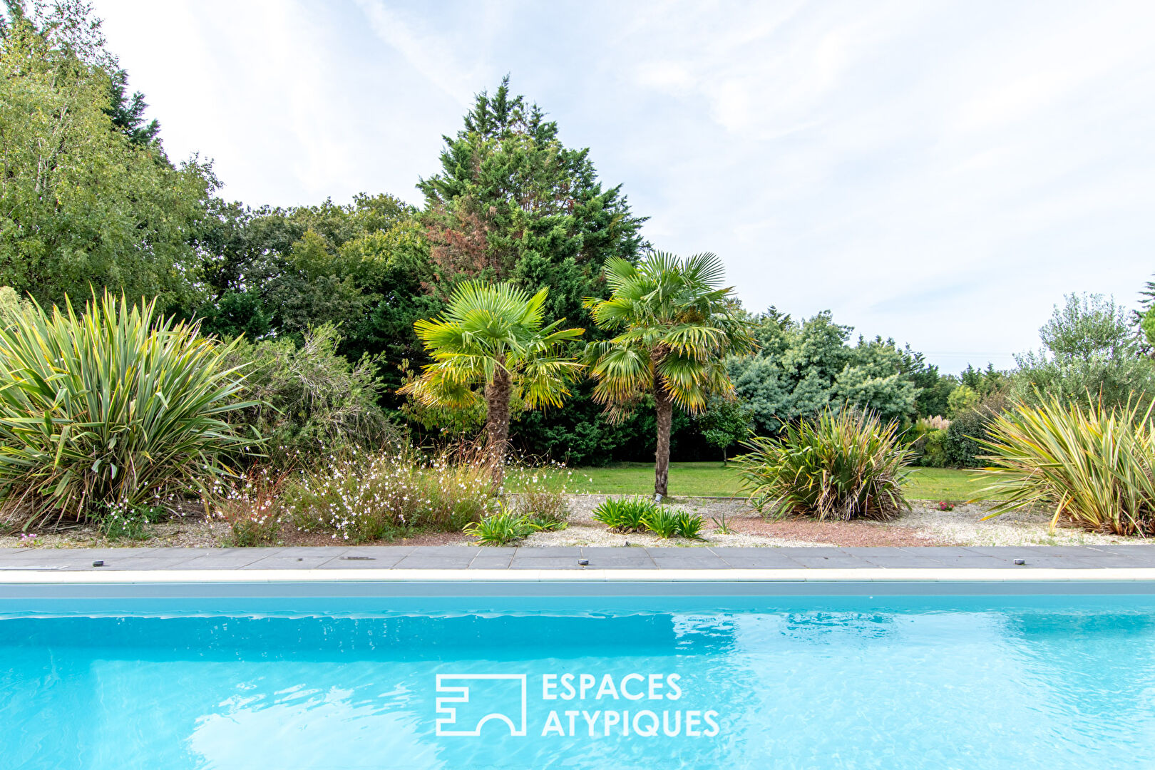 Photo Propriété avec piscine dans son parc paysagé image 5/6