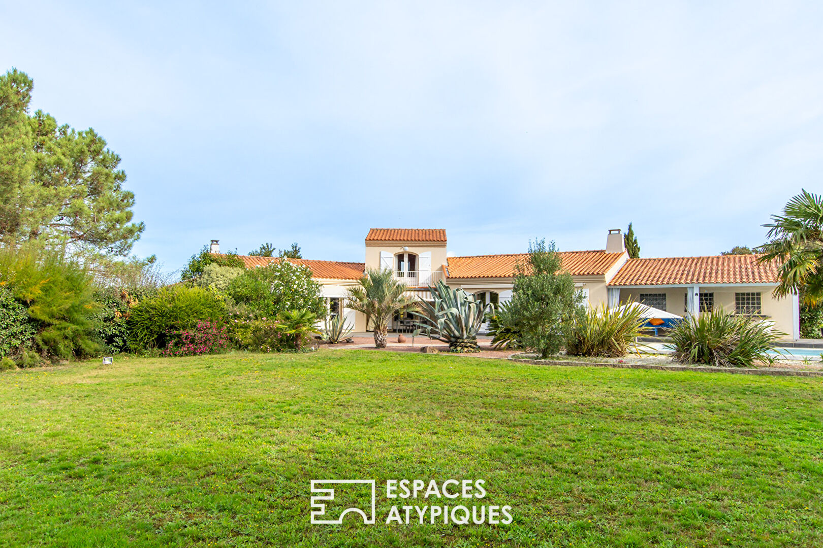 Photo Propriété avec piscine dans son parc paysagé image 6/6