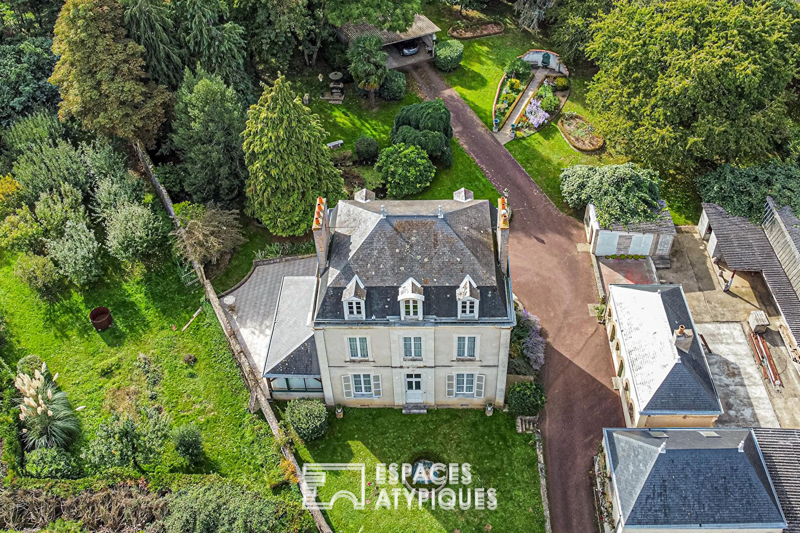 Maison de maître du XIX ème siècle dans son parc arboré au coeur d'une cité médiéval