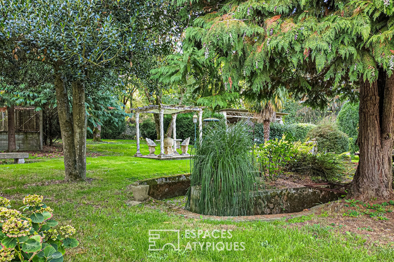 Photo Élégante demeure du XIXème siècle dans son parc arboré au coeur d'une cité médiéval image 2/6