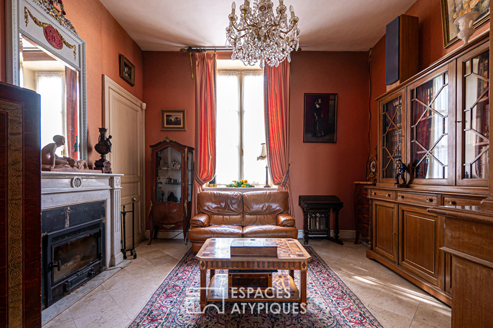 Photo Élégante demeure du XIXème siècle dans son parc arboré au coeur d'une cité médiéval image 3/6