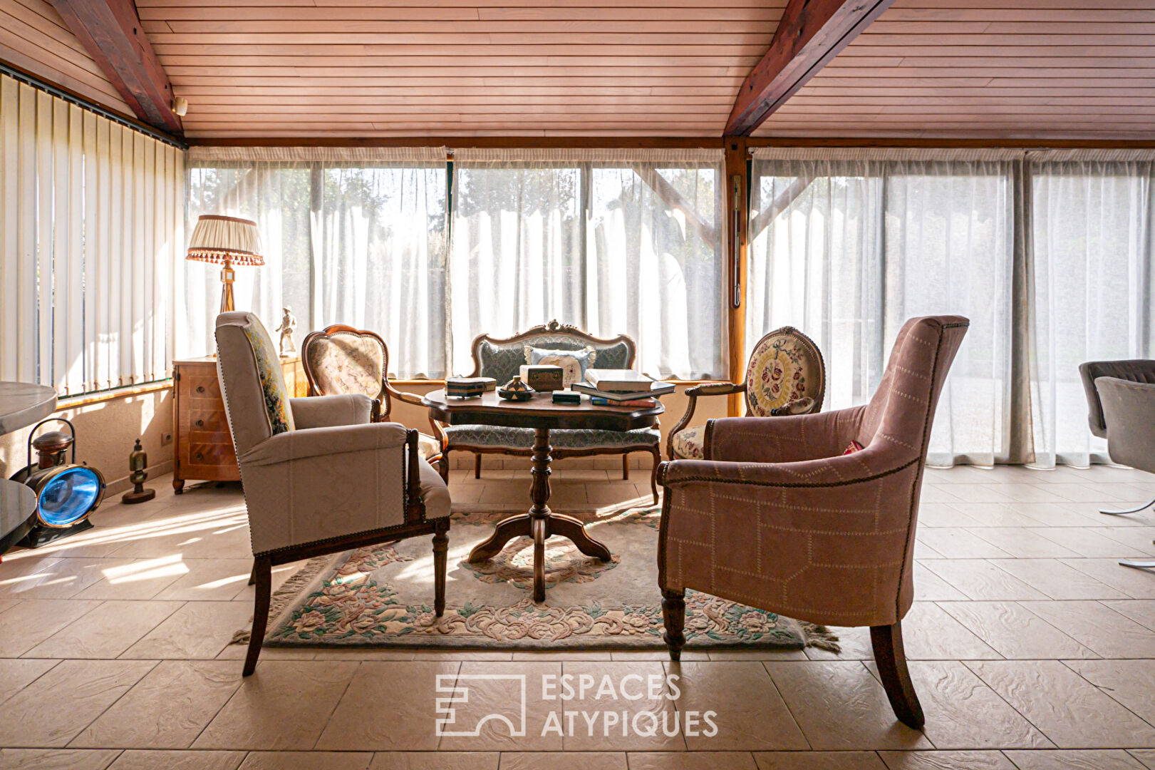 Photo Élégante demeure du XIXème siècle dans son parc arboré au coeur d'une cité médiéval image 4/6