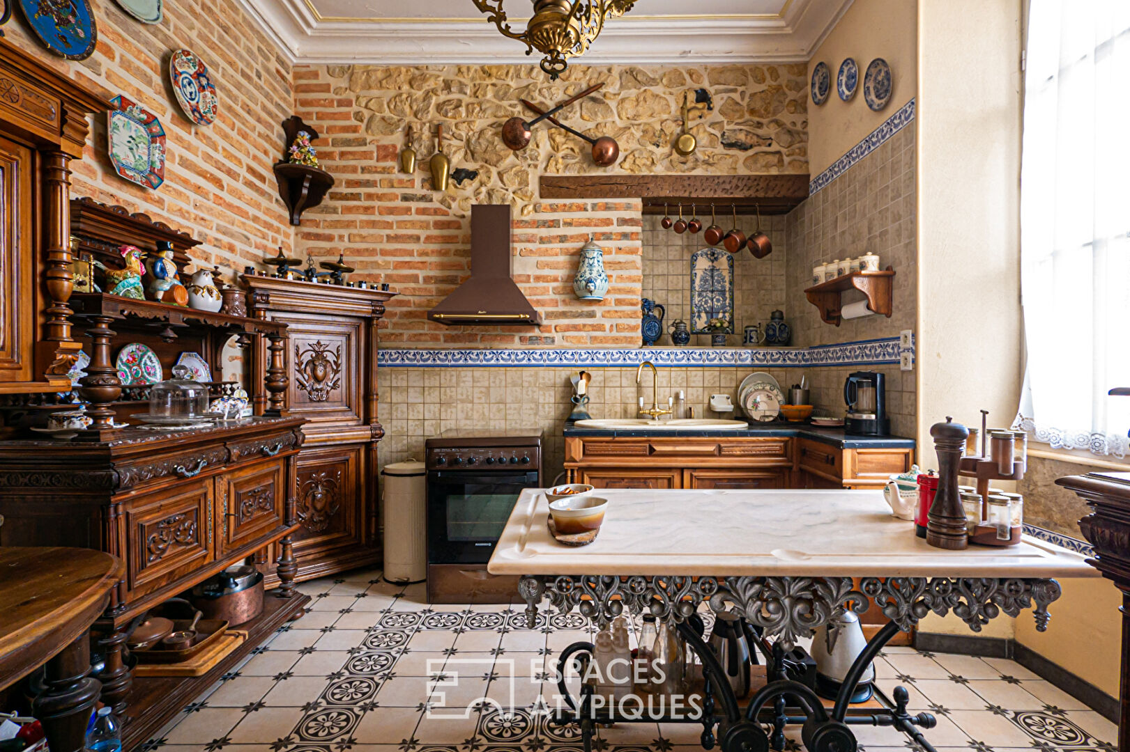 Photo Élégante demeure du XIXème siècle dans son parc arboré au coeur d'une cité médiéval image 5/6