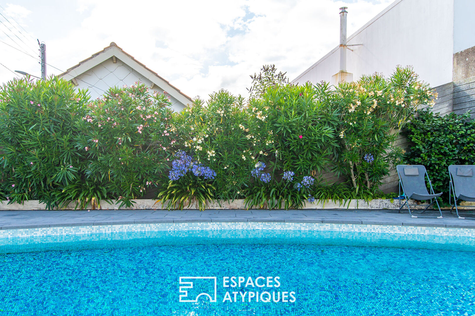 Photo Maison avec piscine et salle de cinéma image 2/6
