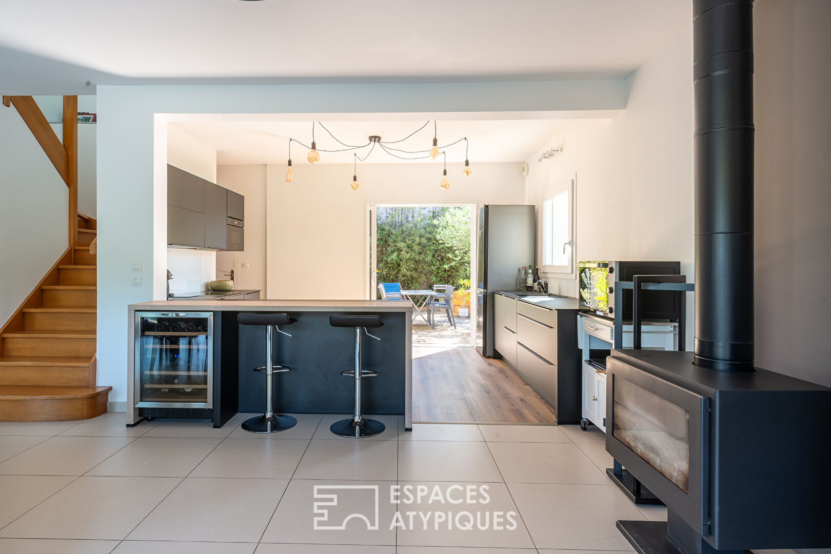 Photo Maison contemporaine avec piscine en lisière d'un bois image 2/6