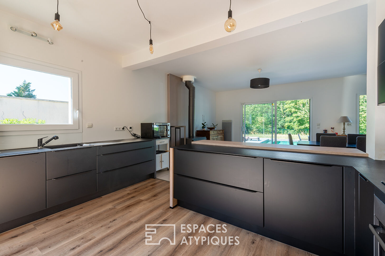 Photo Maison contemporaine avec piscine en lisière d'un bois image 3/6