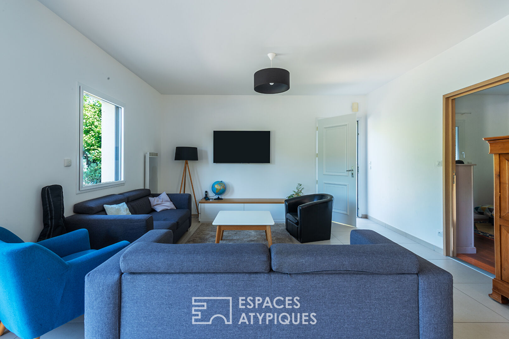 Photo Maison contemporaine avec piscine en lisière d'un bois image 4/6