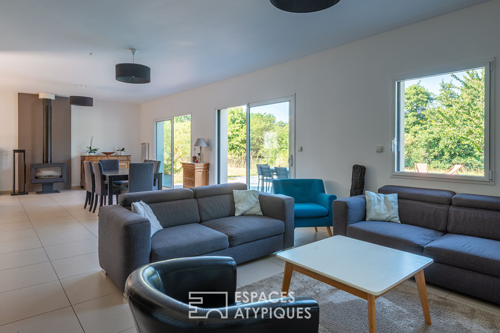 Photo Maison contemporaine avec piscine en lisière d'un bois image 5/6