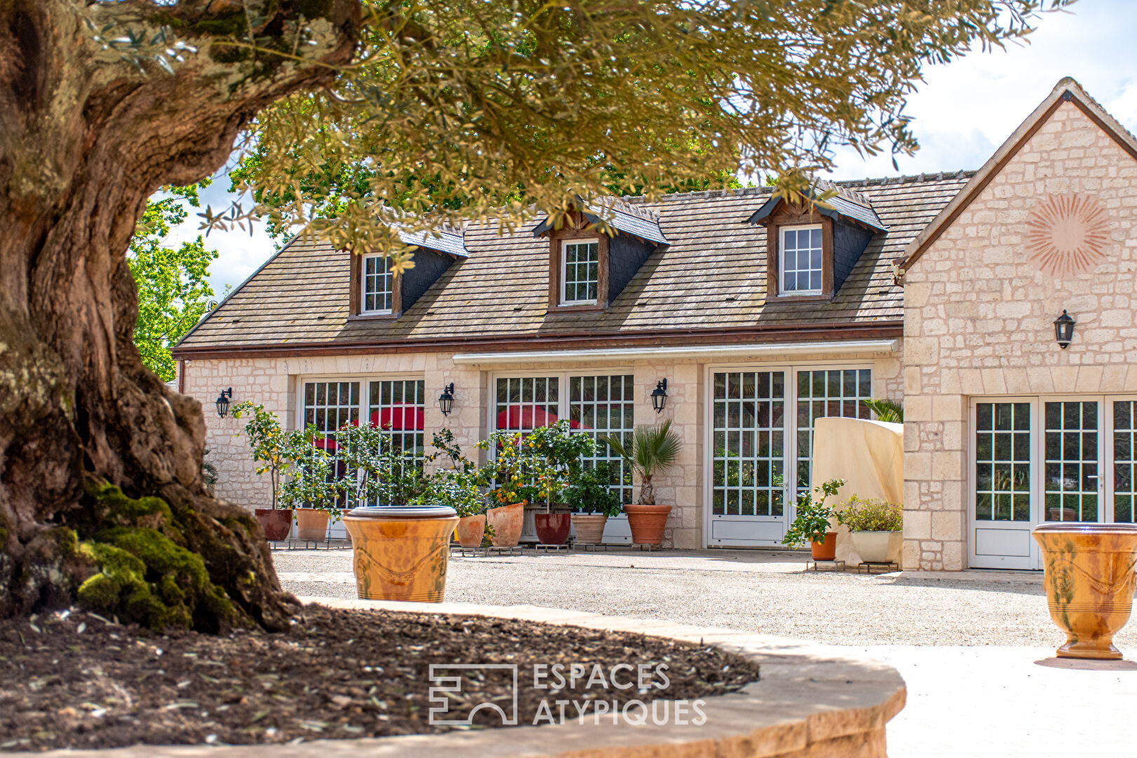 Photo Propriété en lisière de forêt avec piscine, tennis et dépendances image 3/4