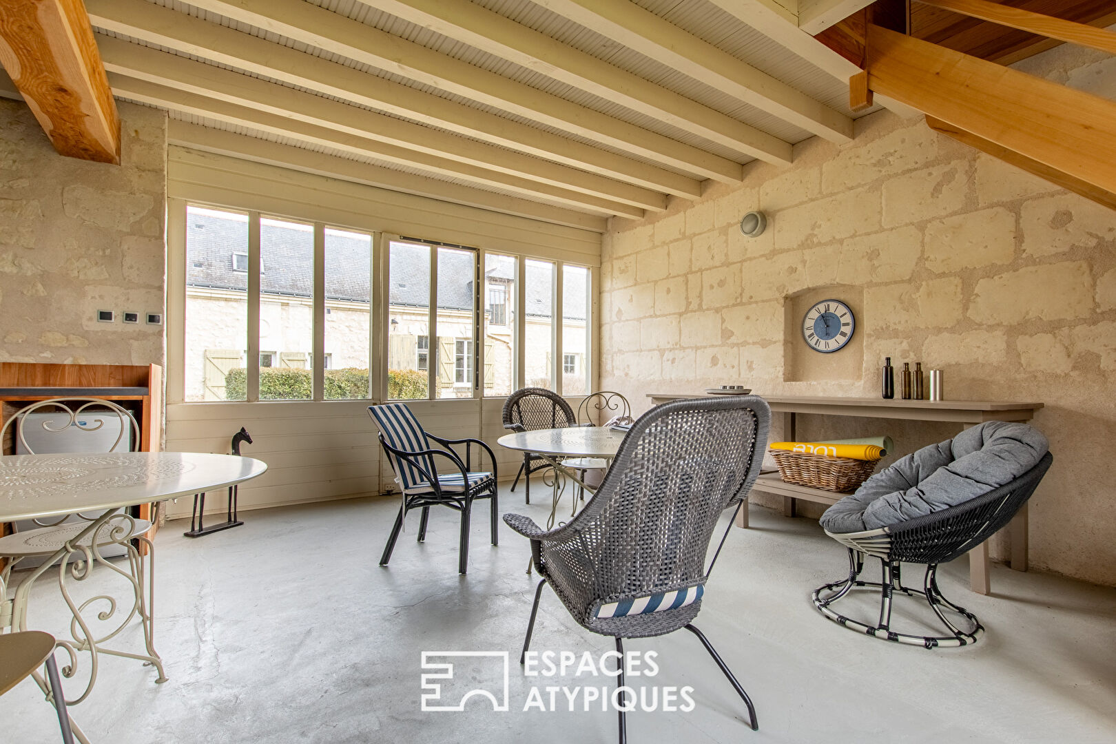 Photo Belle Propriété au cadre champêtre avec prairie et boxes pour chevaux image 2/6