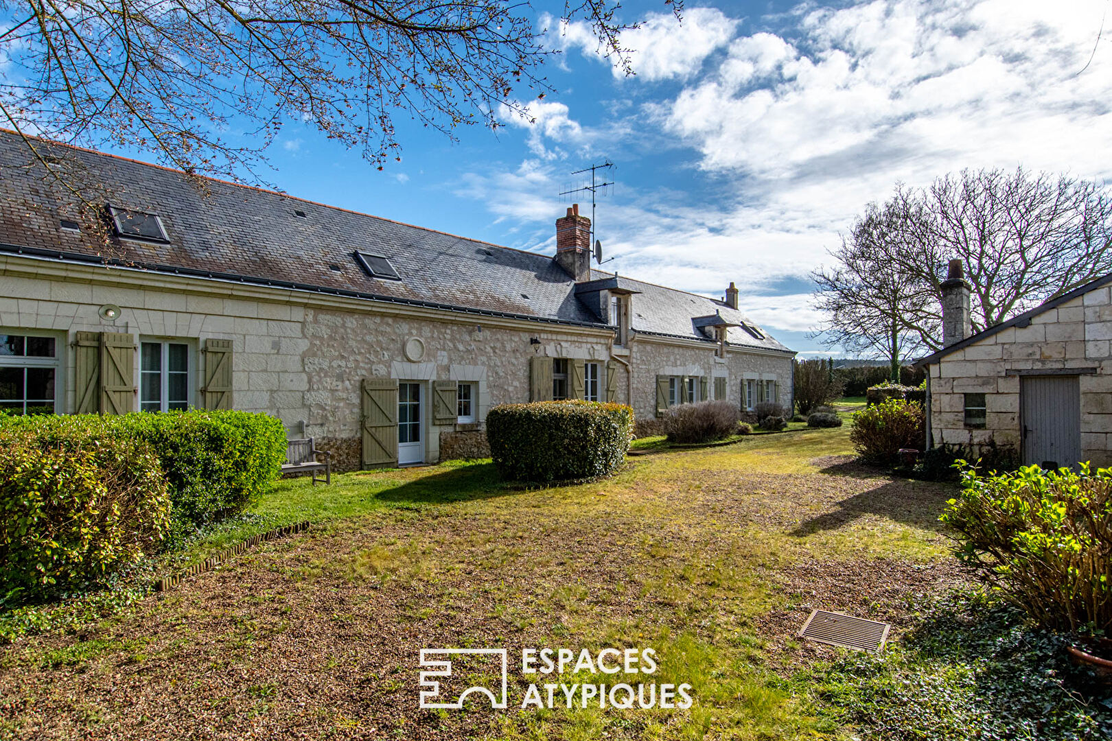 Photo Belle Propriété au cadre champêtre avec prairie et boxes pour chevaux image 4/6