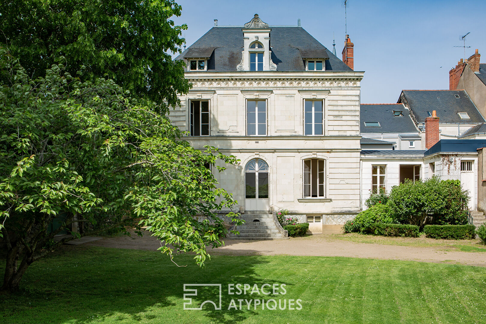 Photo L'incroyable Hôtel Perrot : élégance du XIXe et jardin secret Place Lafayette image 2/6