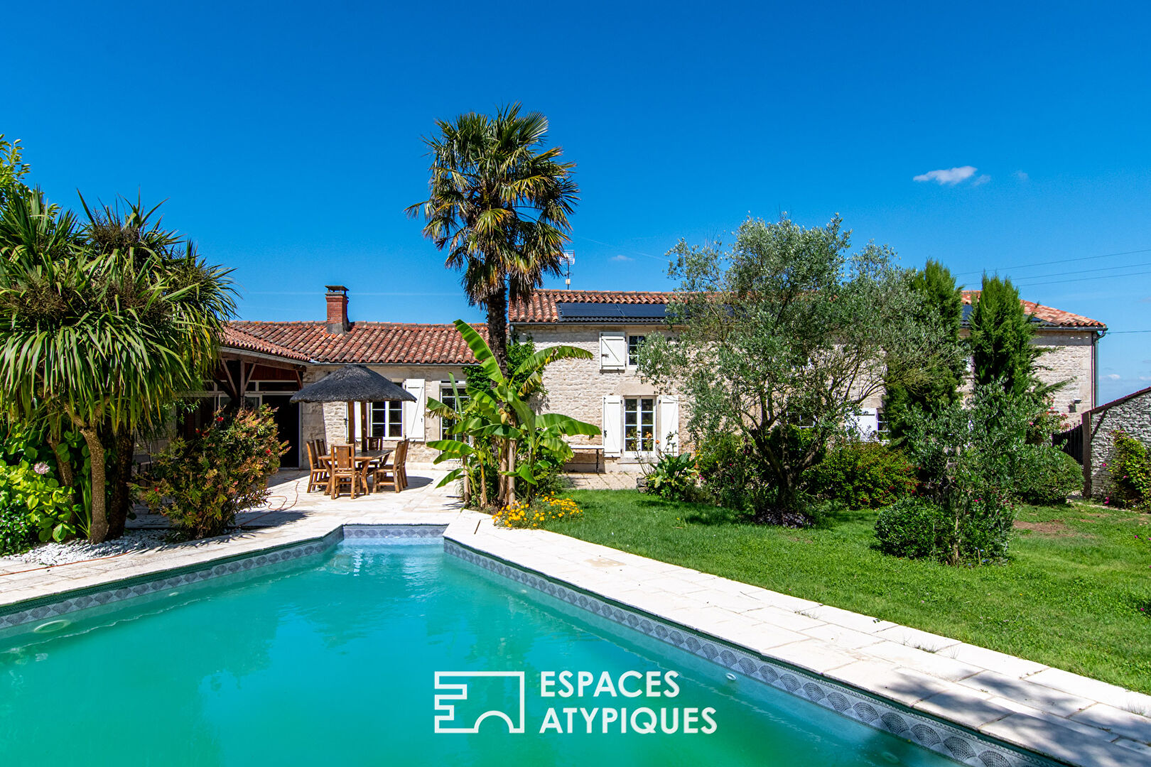 Maison de charme avec piscine sur le haut de la vallée