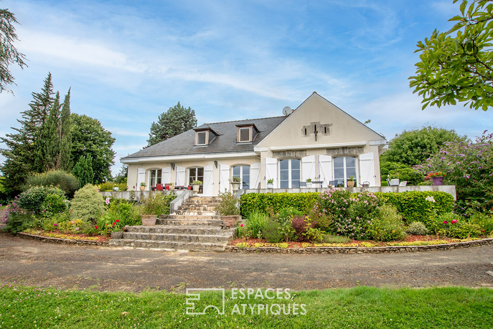 Photo Maison dans son parc avec vie de plain-pied image 1/6