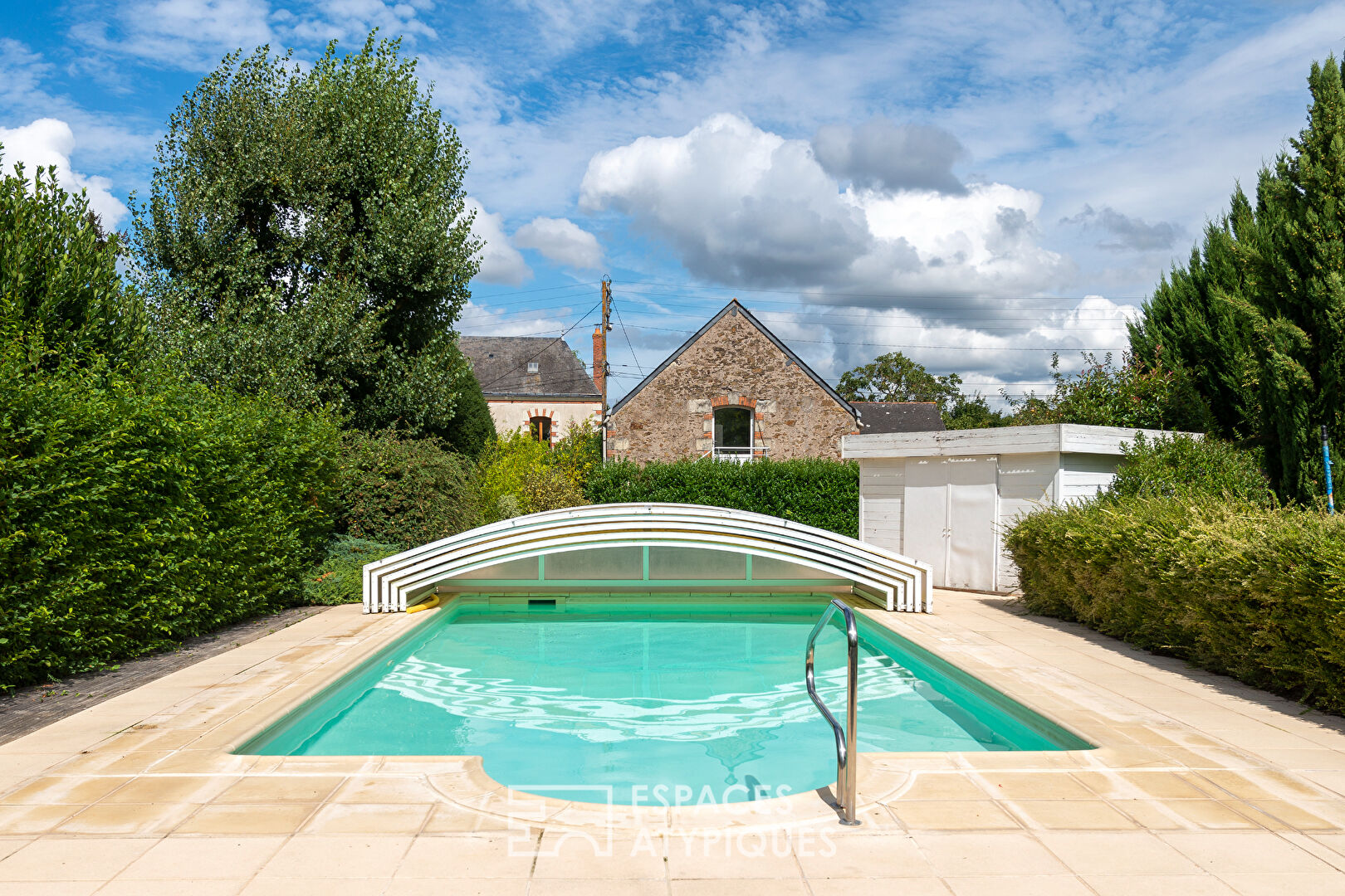 Terrain constructible paysagé avec piscine