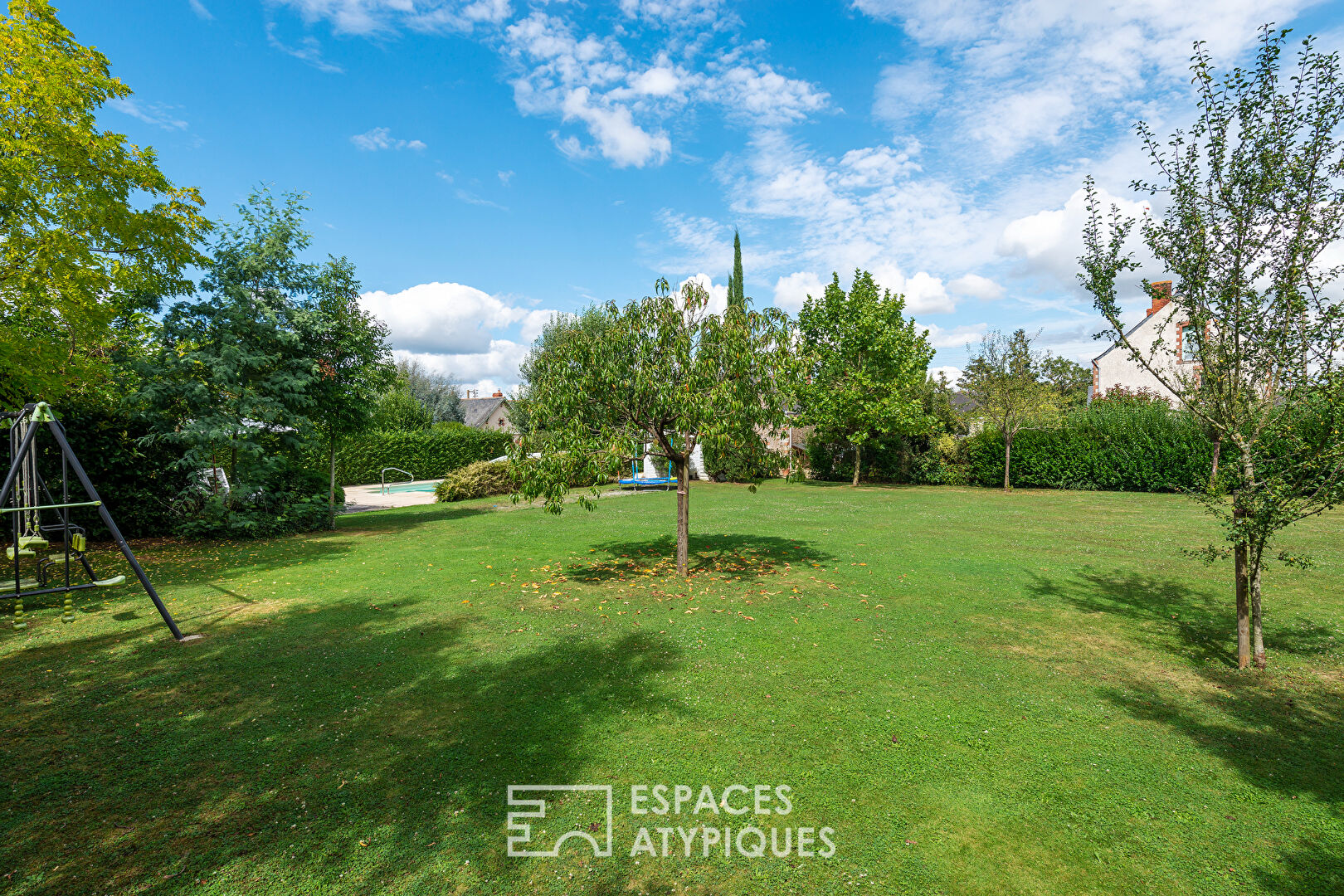 Photo Terrain constructible paysagé avec piscine image 2/2