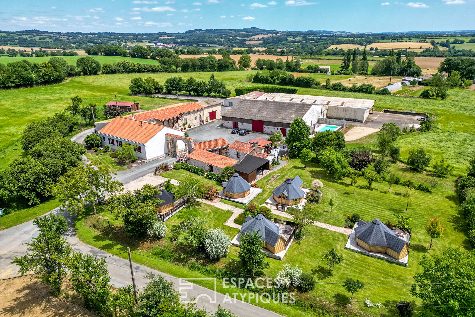 Photo Aux portes du Puy du Fou, domaine d'exception avec chambres d'hôtes et lodges image 2/6