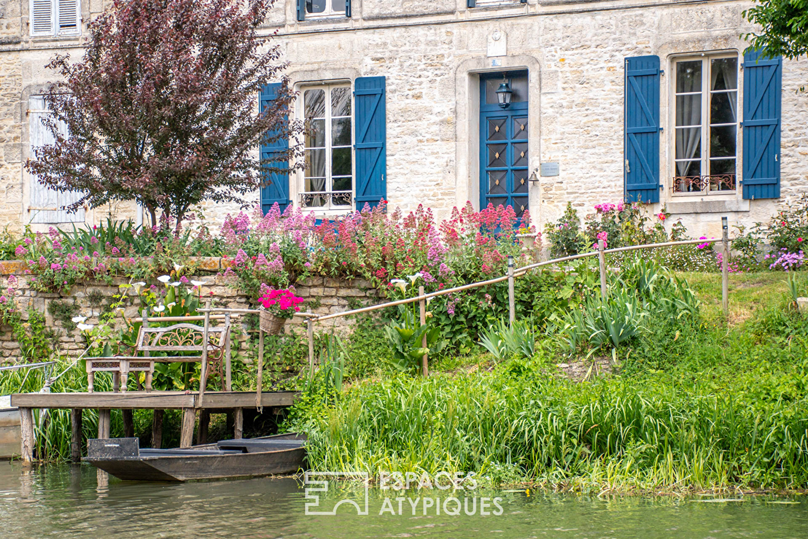 La vie au fil de l'eau: grande maison bourgeoise en coeur de village