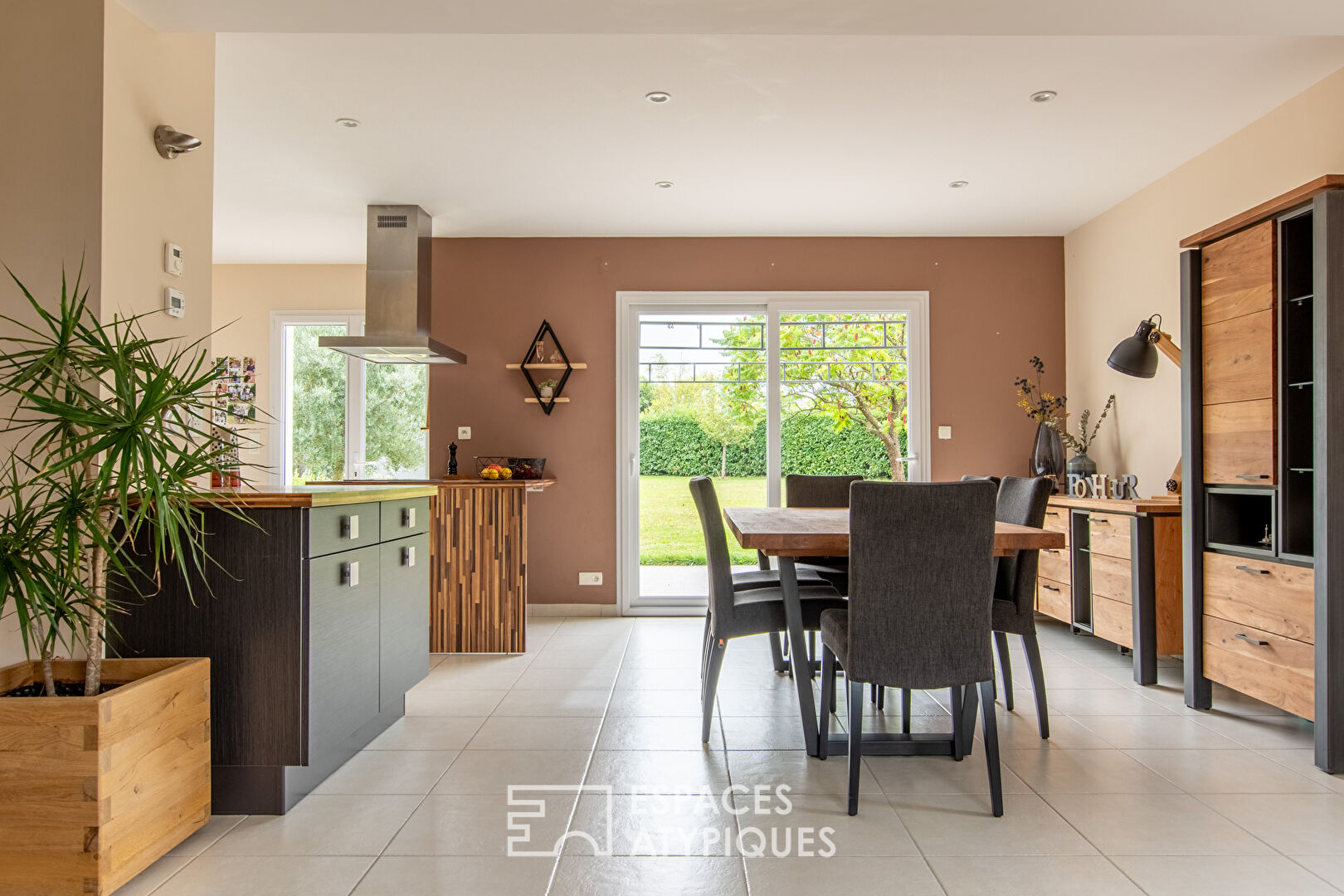 Photo Lumineuse maison familiale avec dépendances image 2/6