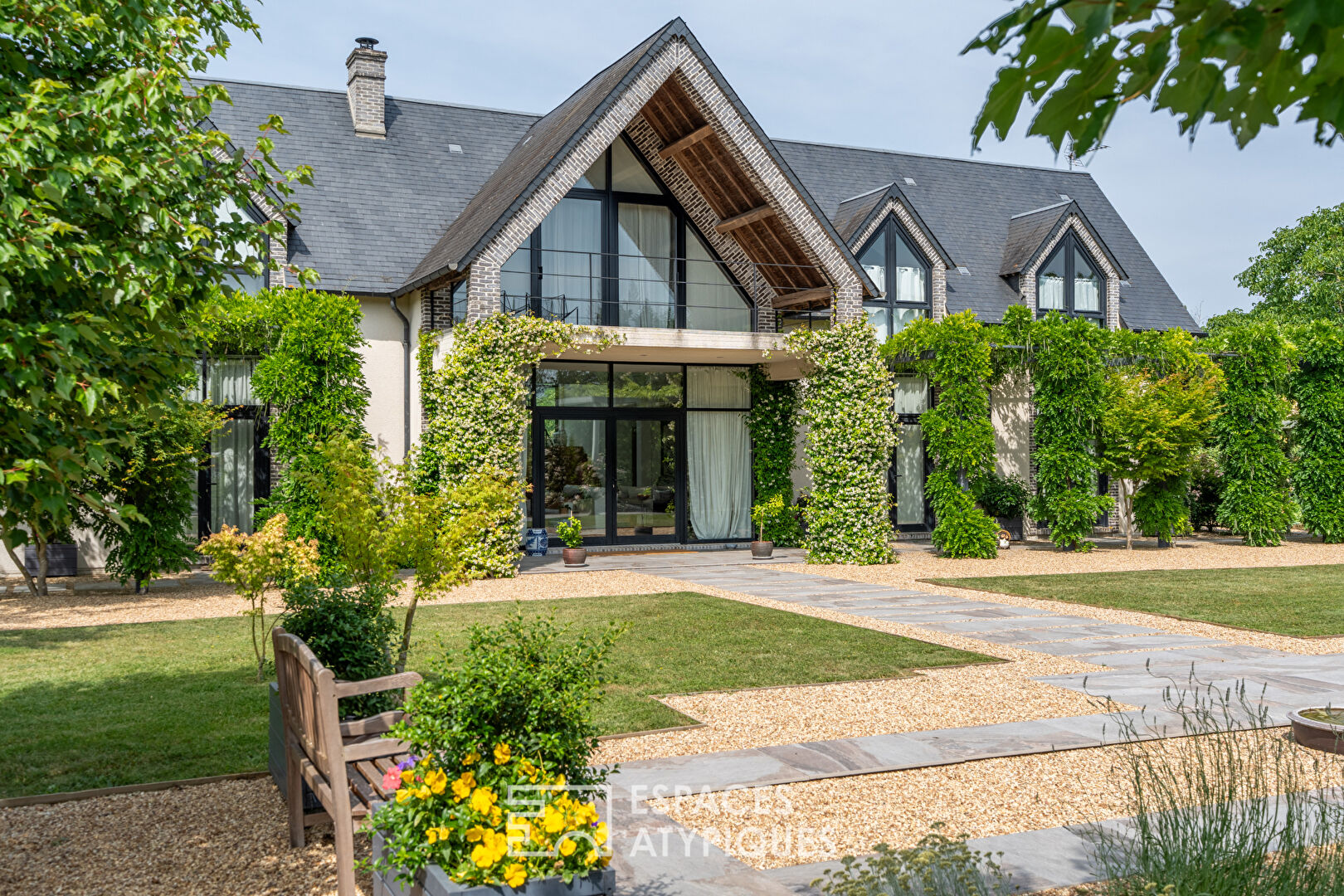 La villa d'architecte aux courbes contemporaines