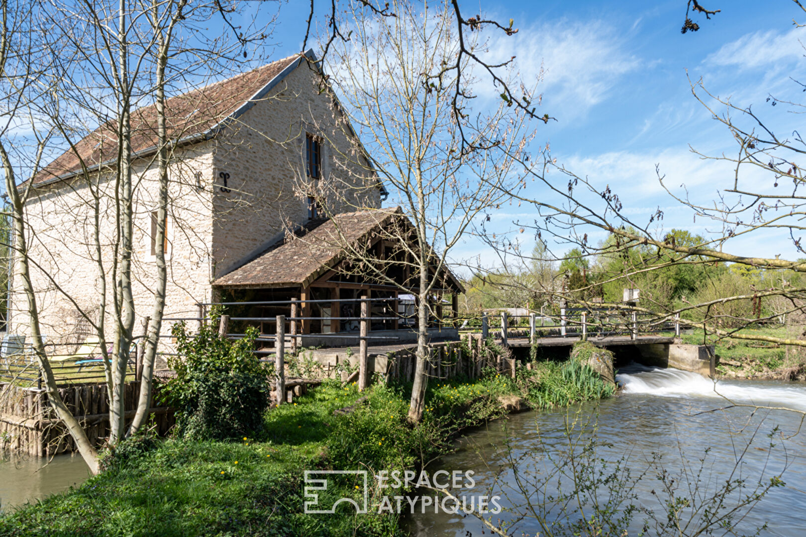 Moulin de caractère du XIIe siècle au bord de l'eau