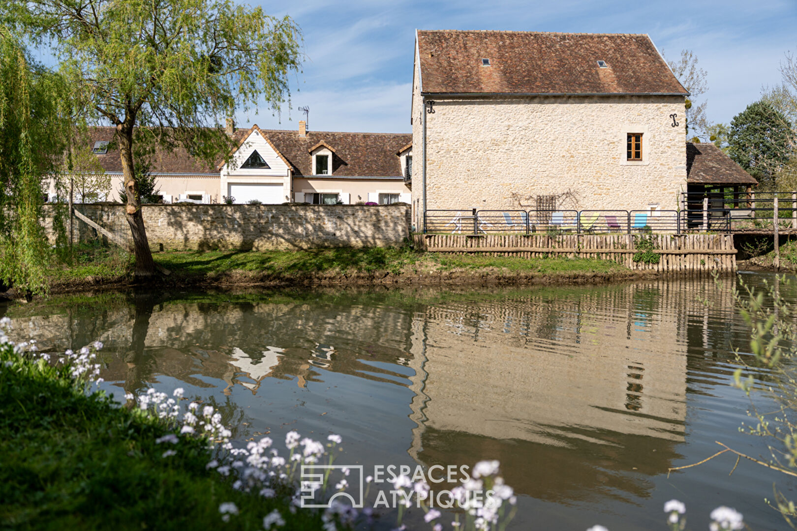 Moulin médiéval fonctionnel dans un cadre apaisant