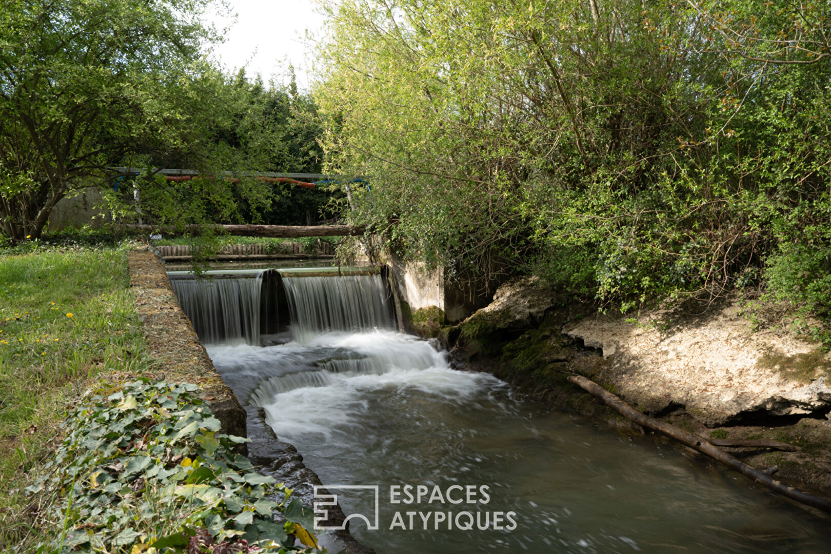 Photo Ancien moulin fonctionnel du XIIème siècle en bord de rivière image 2/6