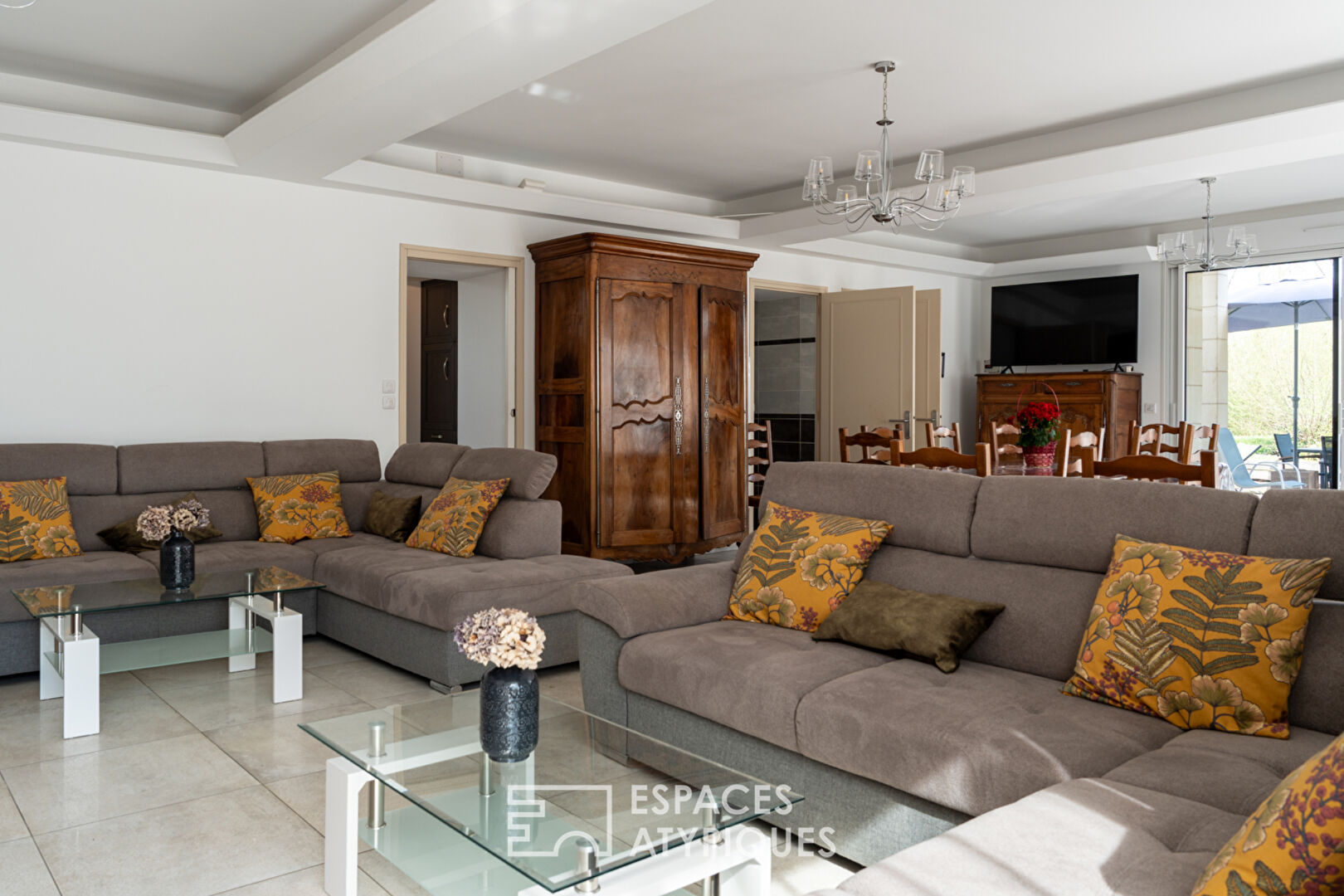 Photo Ancien moulin fonctionnel du XIIème siècle en bord de rivière image 3/6