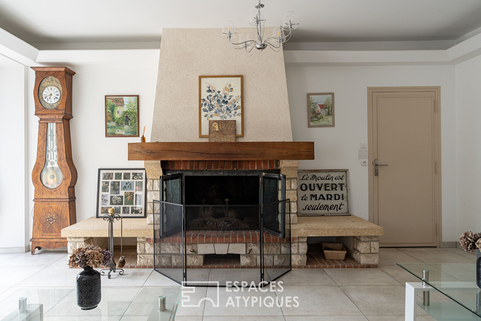 Photo Ancien moulin fonctionnel du XIIème siècle en bord de rivière image 4/6