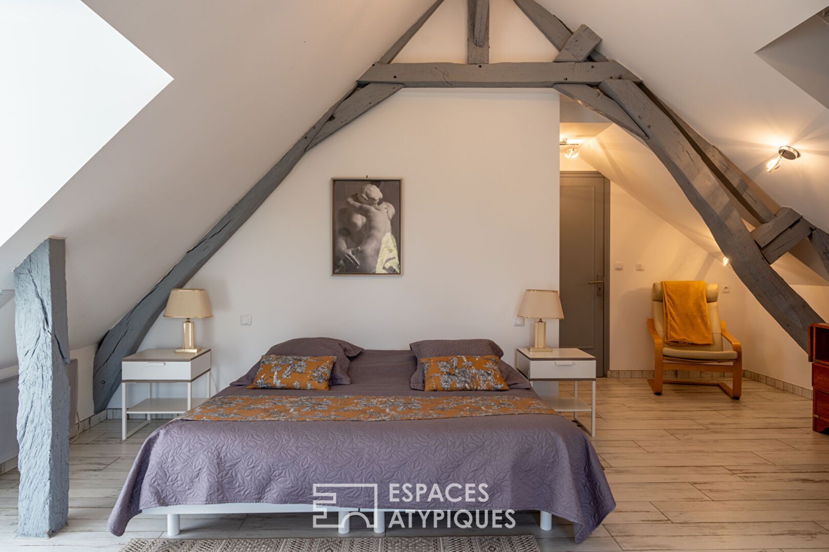 Photo Ancien moulin fonctionnel du XIIème siècle en bord de rivière image 5/6