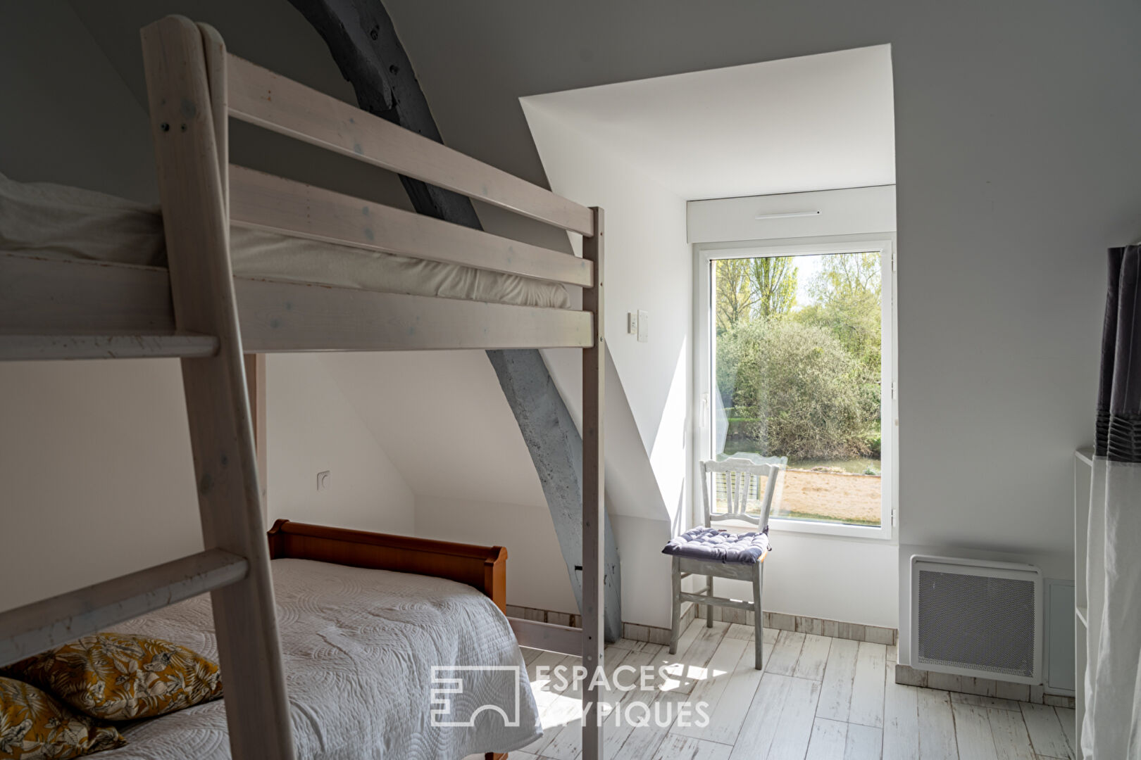 Photo Ancien moulin fonctionnel du XIIème siècle en bord de rivière image 6/6