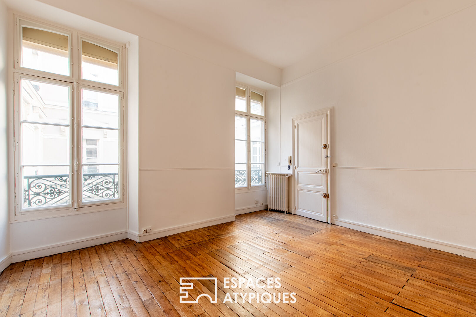 Photo Bel appartement lumineux dans un immeuble de caractère. image 1/6