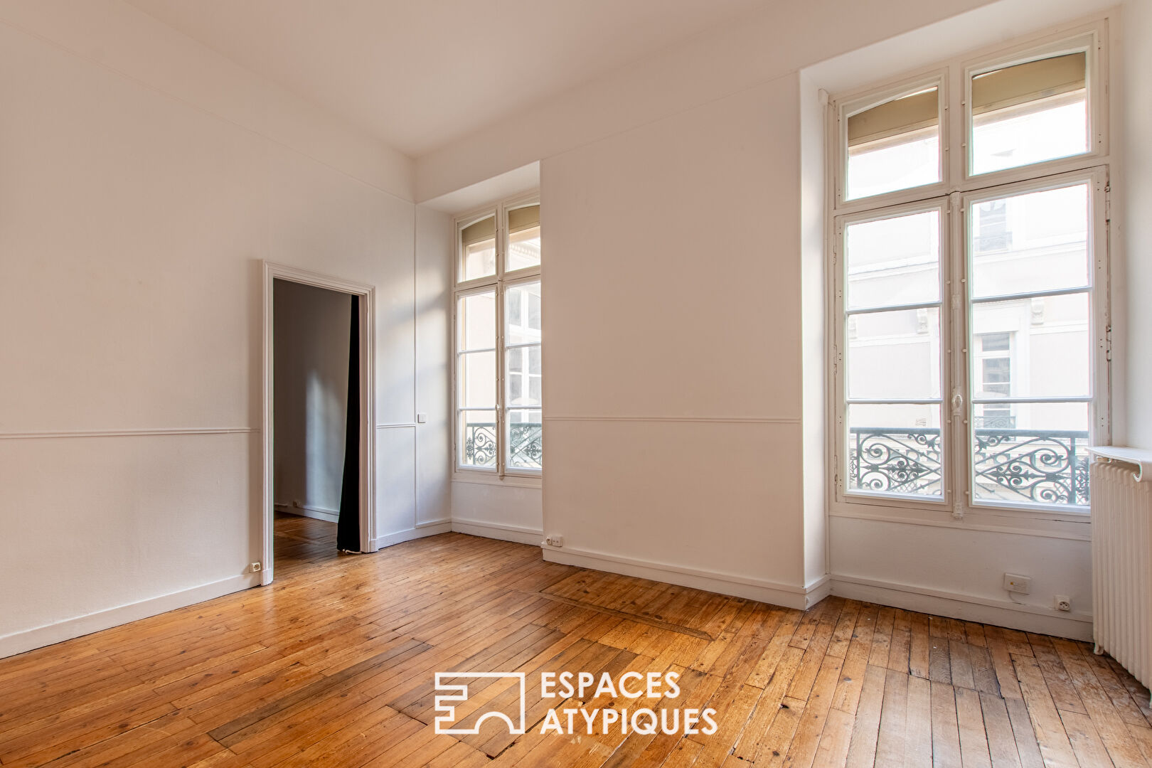 Photo Bel appartement lumineux dans un immeuble de caractère. image 2/6