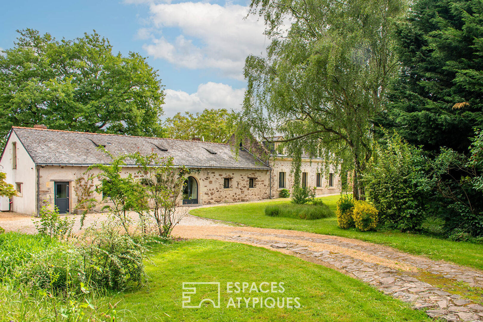 Photo Propriété de charme avec dépendances et piscine sur un hectare image 1/6