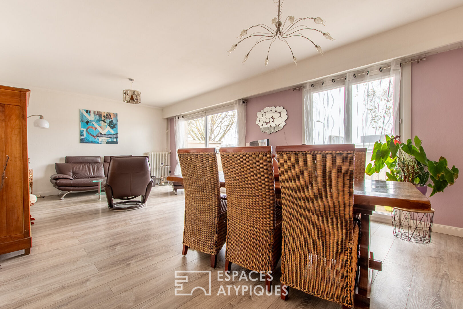 Appartement rénové, à 300 mètres de la place Ney.