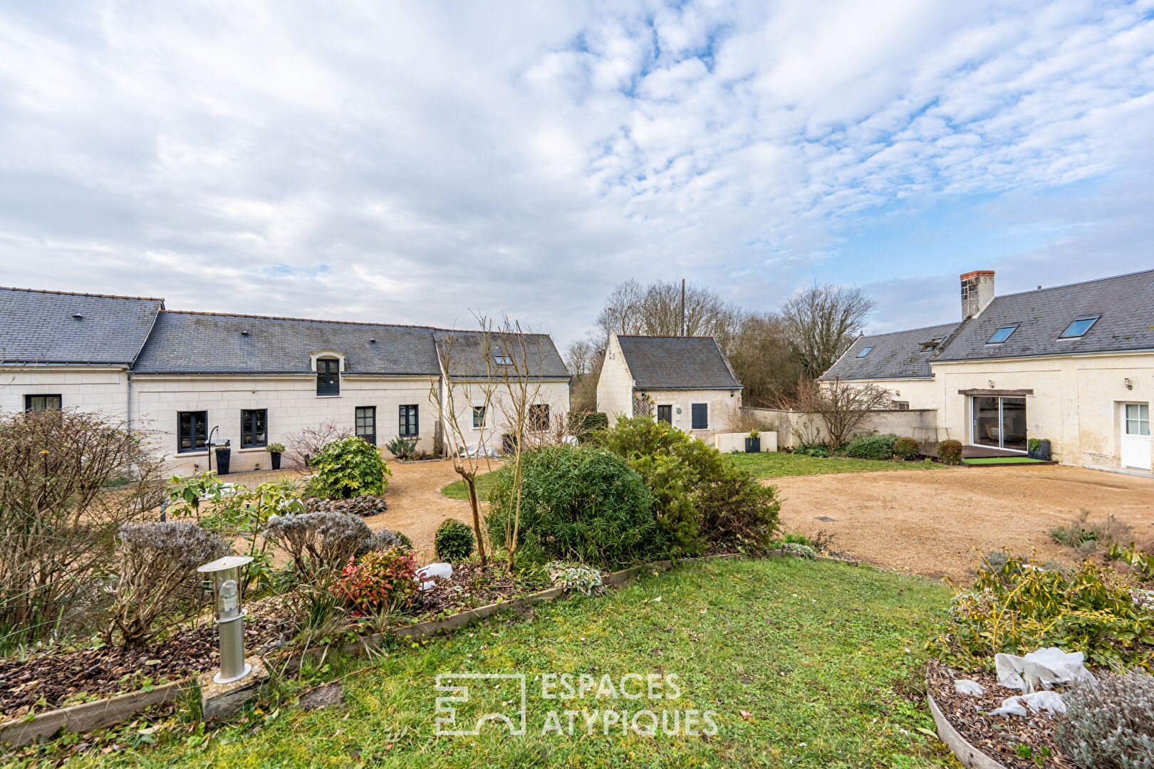 Ensemble de maisons de caractère avec jardin paysager et piscine