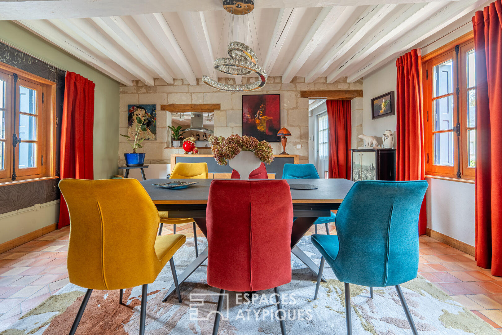 Photo Ensemble de maisons de caractère avec jardin paysager et piscine image 2/6