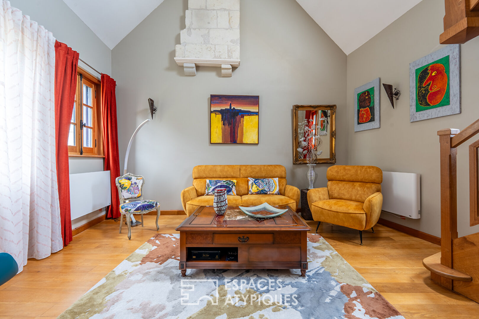 Photo Ensemble de maisons de caractère avec jardin paysager et piscine image 3/6