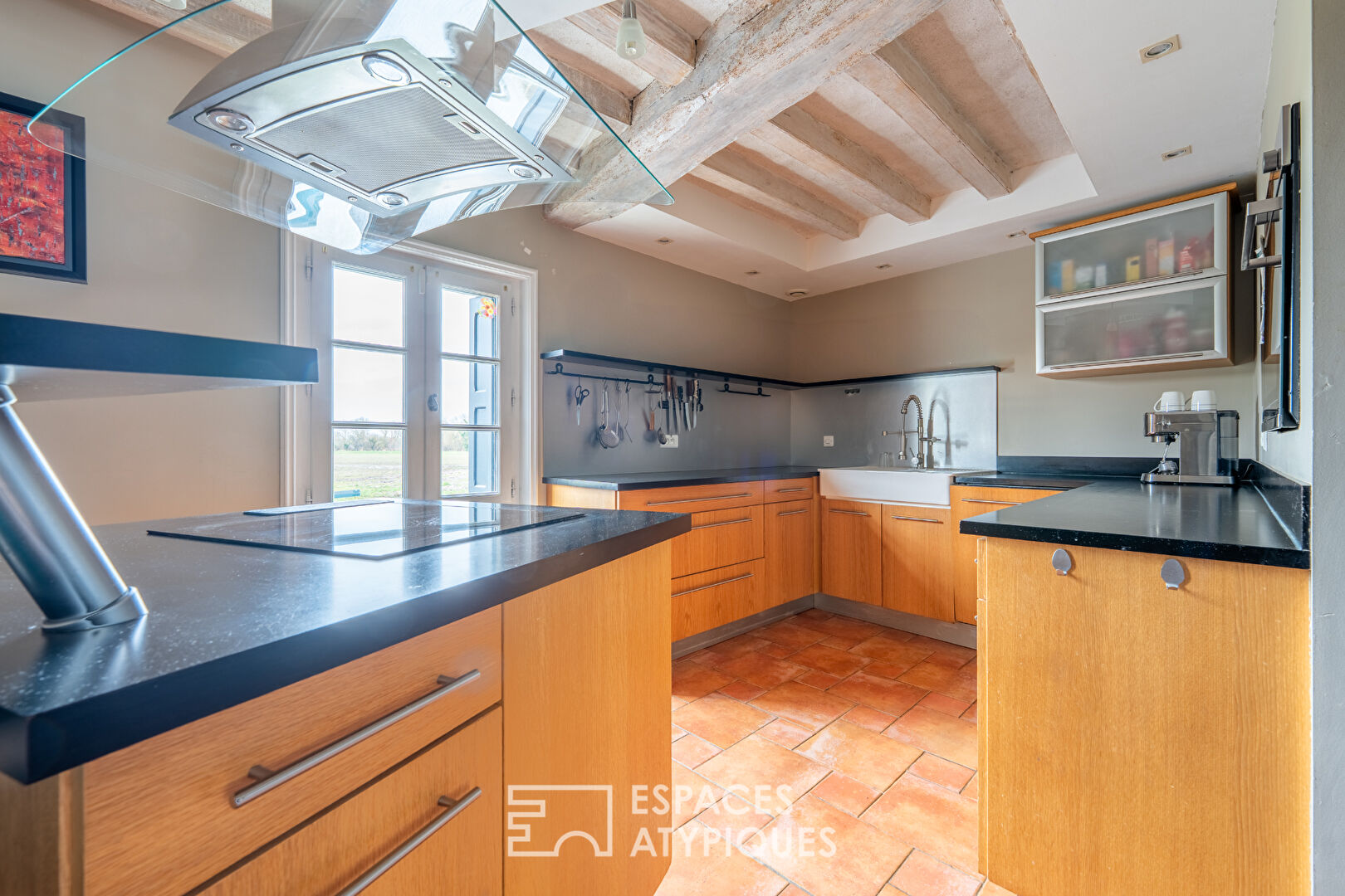 Photo Ensemble de maisons de caractère avec jardin paysager et piscine image 4/6