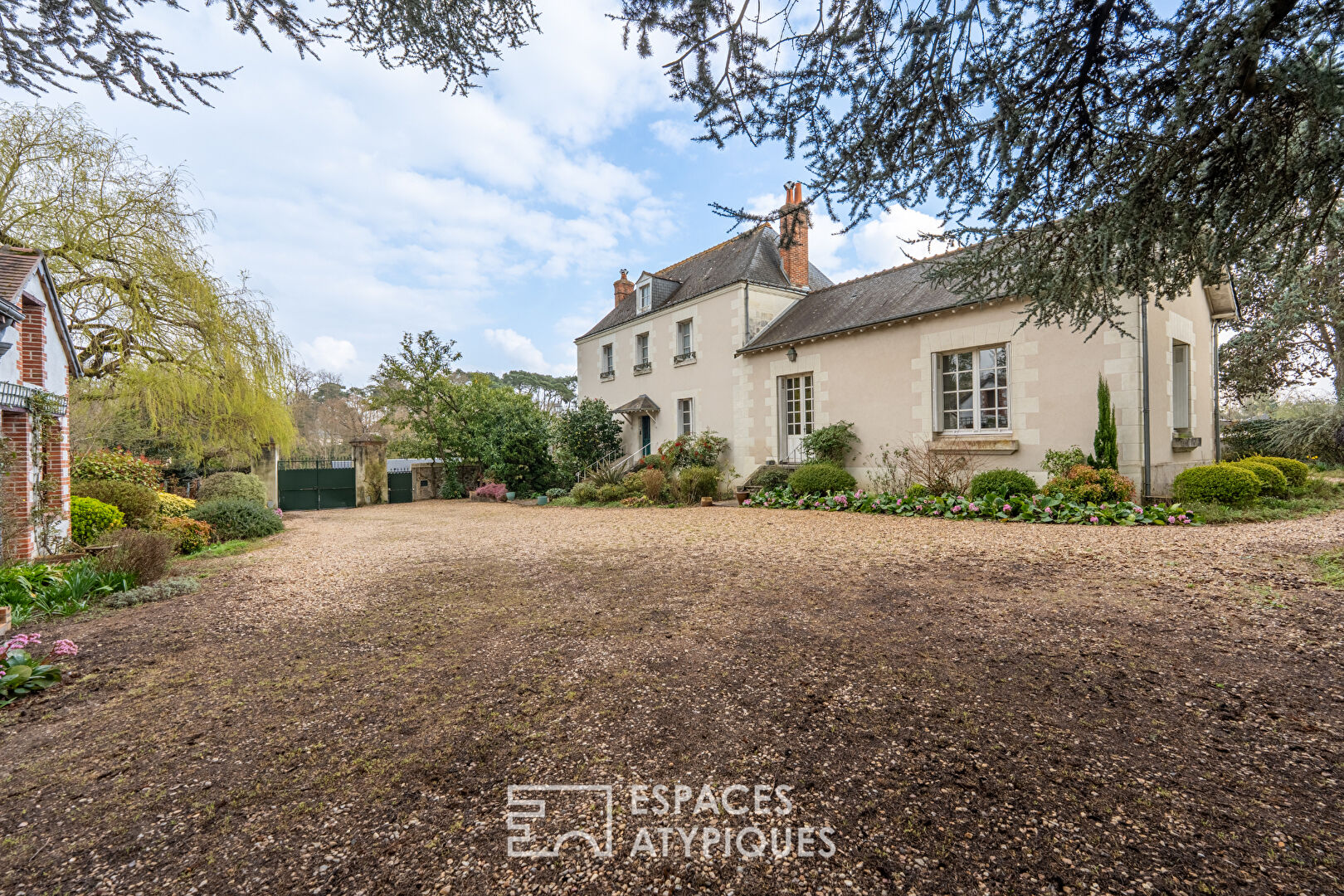 Photo Élégante maison de maître avec son parc arboré et sa dépendance image 2/6