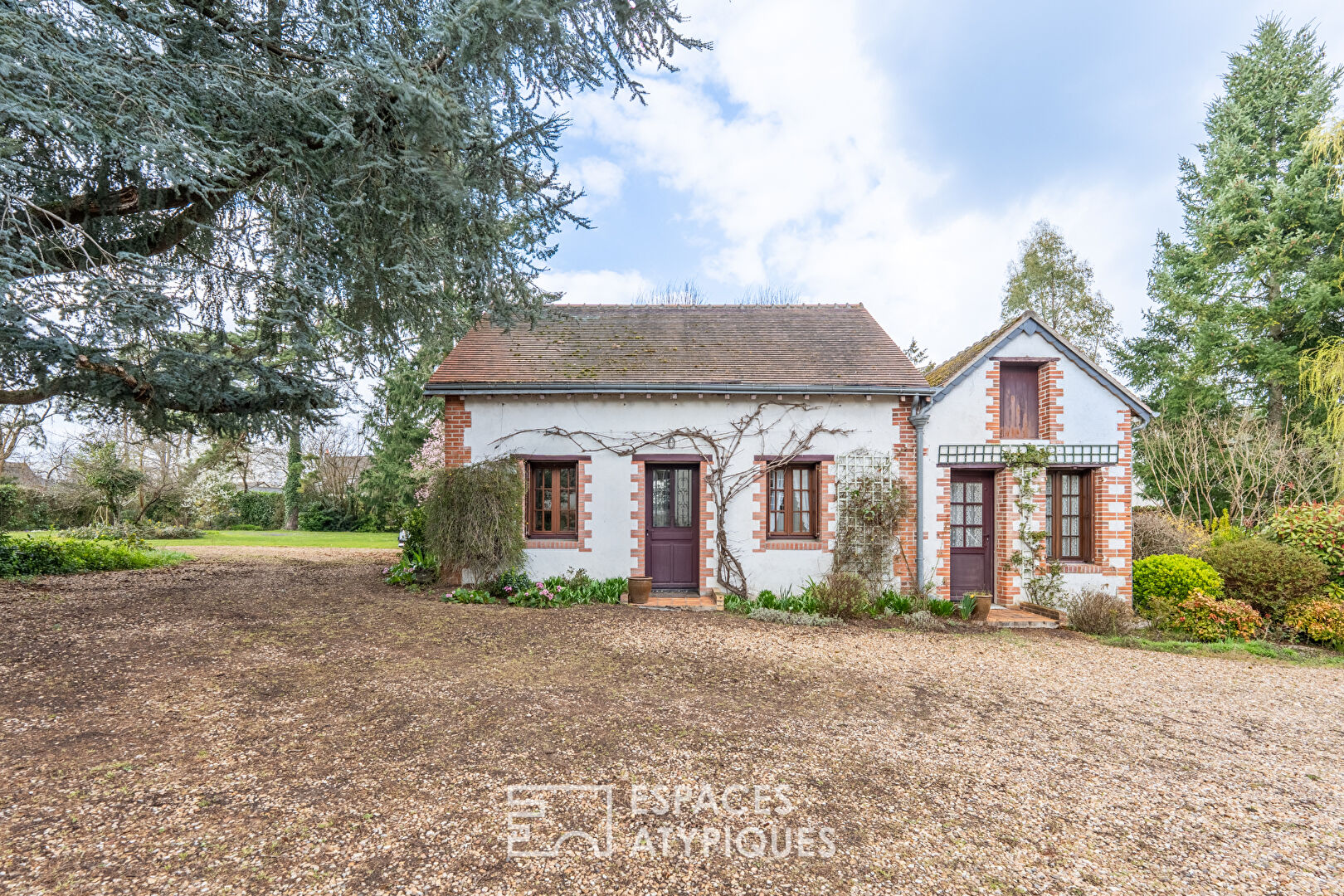Photo Élégante maison de maître avec son parc arboré et sa dépendance image 3/6