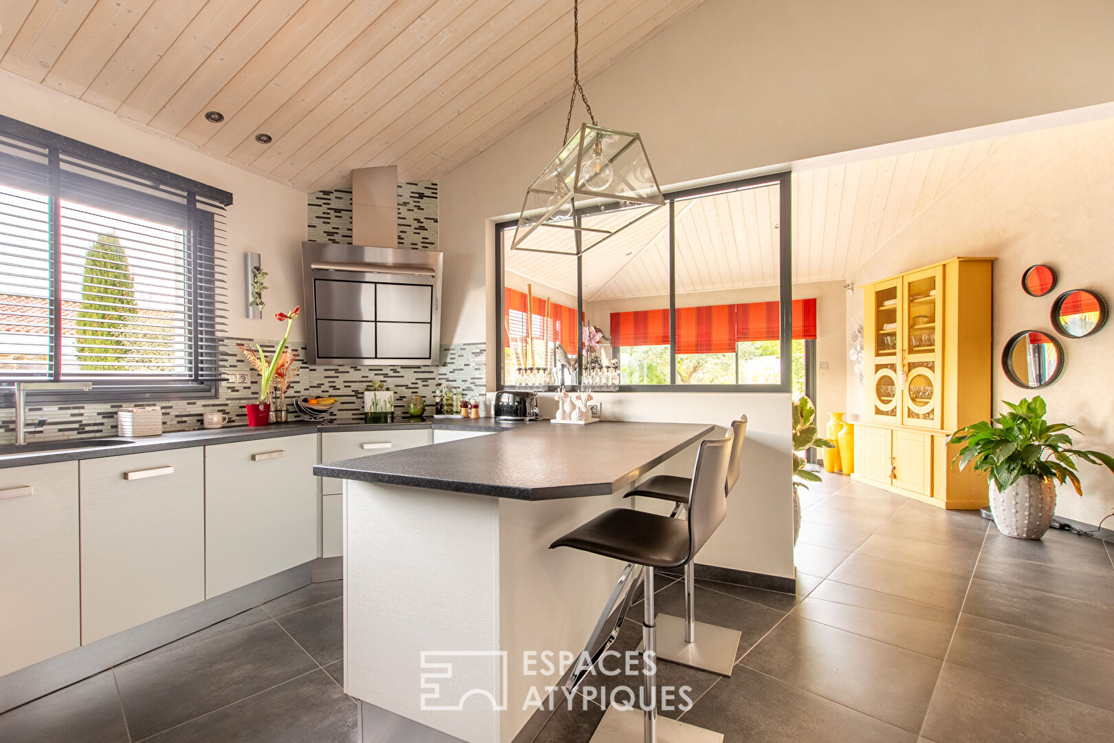 Photo Villa spacieuse et élégante avec espace bien-être et garage image 4/5