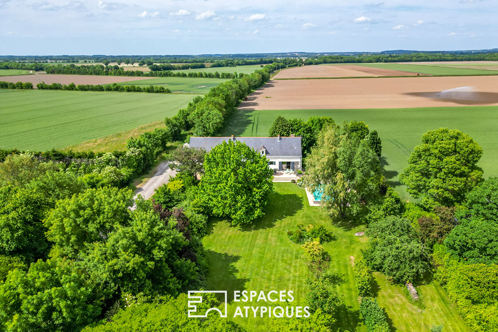 Photo Longère traditionnelle du Val de loire sur son parc avec piscine image 2/6