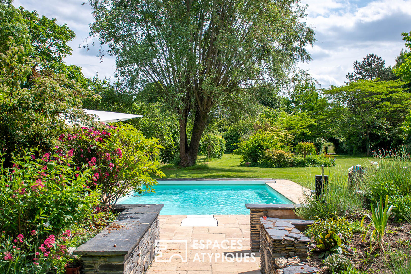 Photo Longère traditionnelle du Val de loire sur son parc avec piscine image 4/6