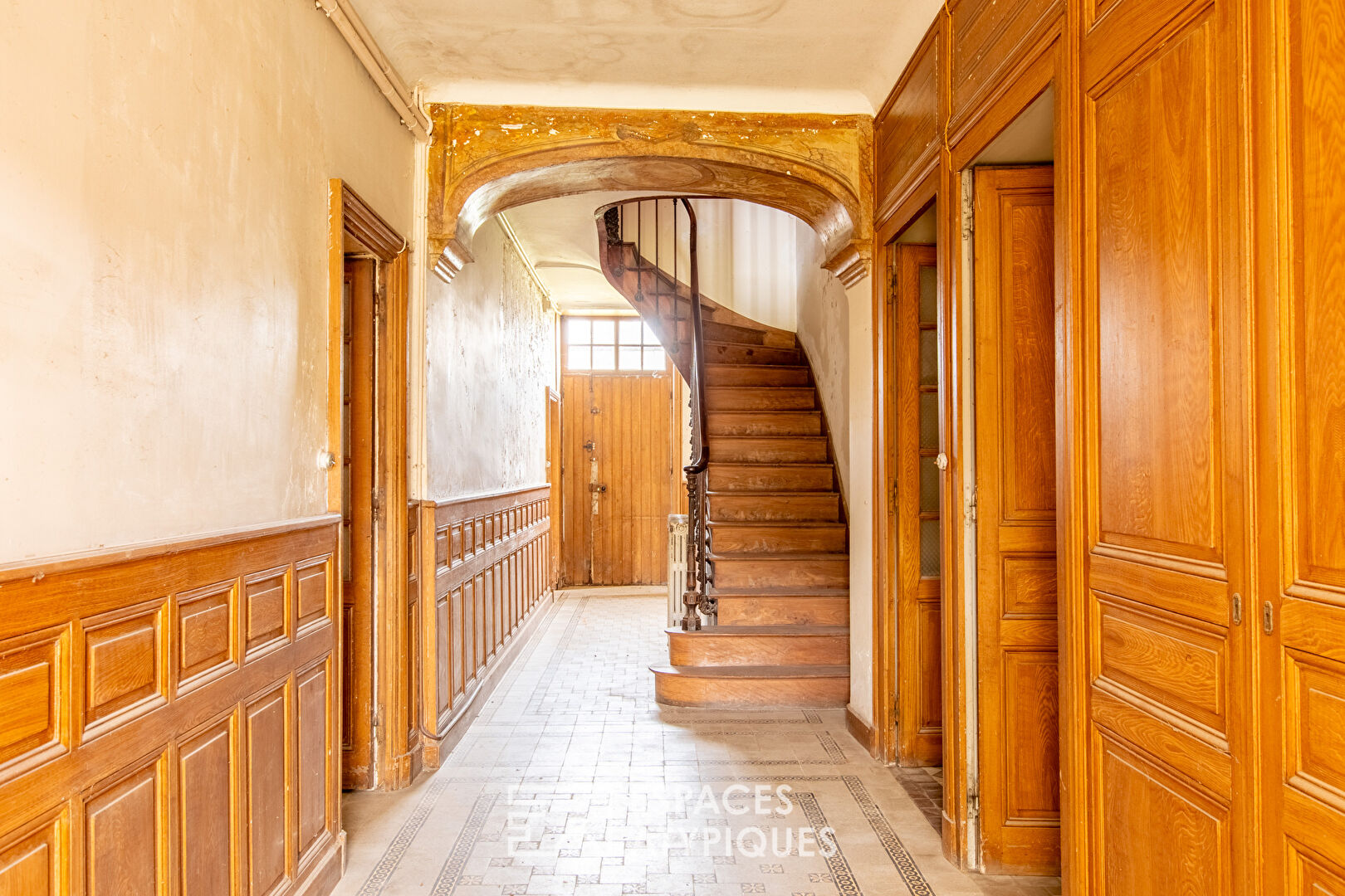 Photo Ensemble de maisons en pierre avec ancien chai à réinventer image 1/6
