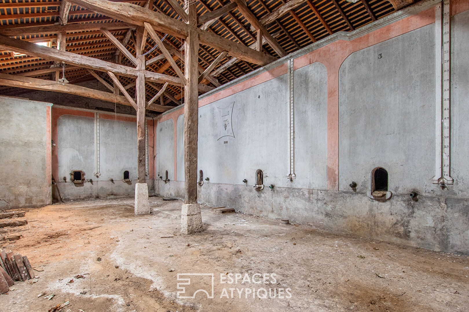 Photo Ensemble de maisons en pierre avec ancien chai à réinventer image 4/6