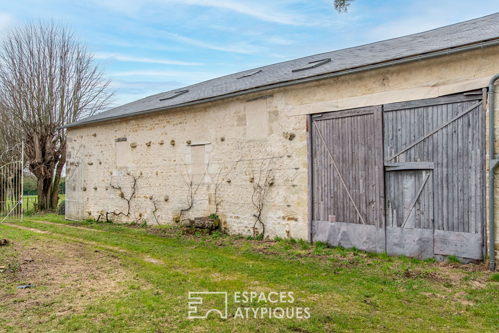 Photo Ensemble de maisons en pierre avec ancien chai à réinventer image 5/6