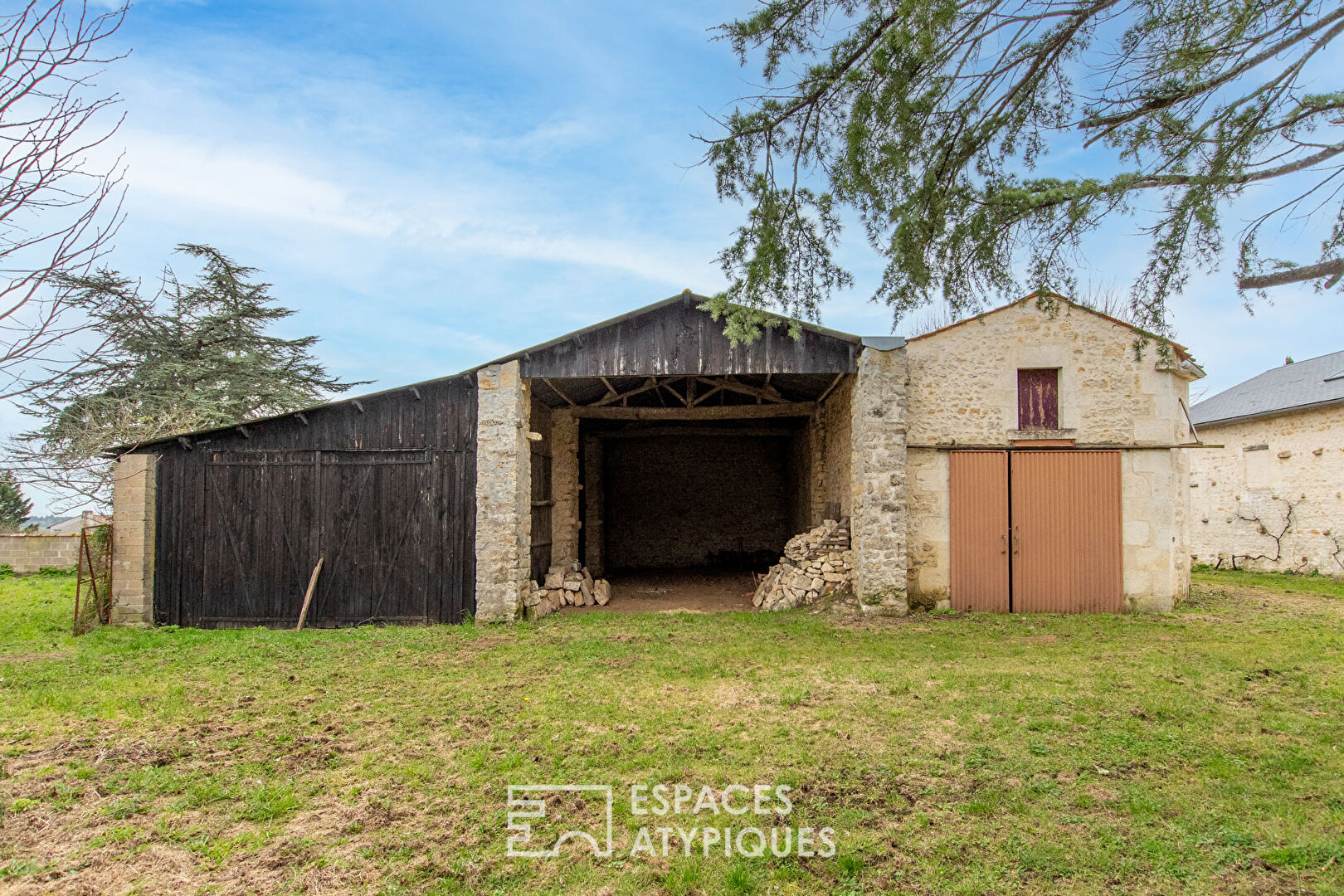 Photo Ensemble de maisons en pierre avec ancien chai à réinventer image 6/6